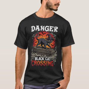 Svart katt som korsar Halloween-häxa hattkaffe T Shirt