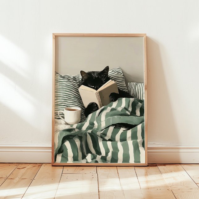 Svart katt som läser bok i säng poster (Skapare uppladdad)