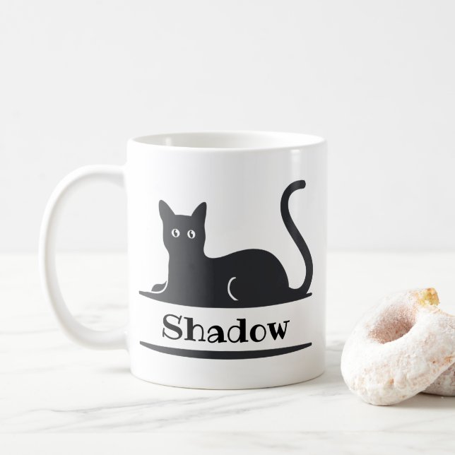 Svart katt som ligger ner med monogram kaffemugg (Med munk)