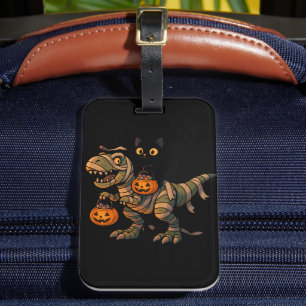 Svart katt som rider på Mummy T-Rex – Söt Hallowee Bagagebricka