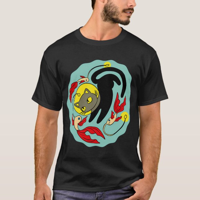 Svart katt som simmar med ljus fisk t shirt (Framsida)