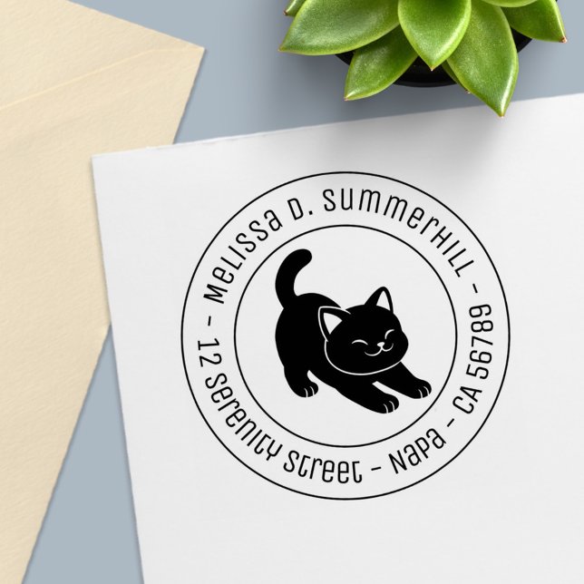 Svart katt som sträcker sig runt adress självfärgande stämpel (Skapare uppladdad)
