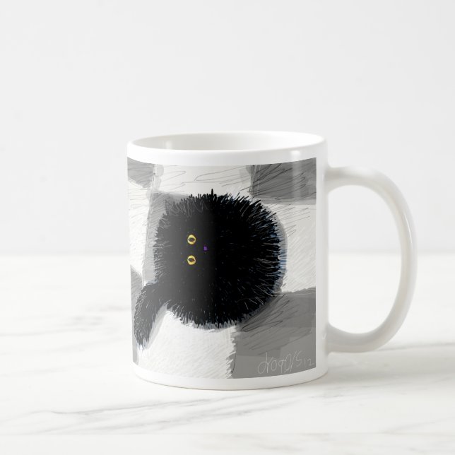 Svart katt som tittar upp kaffemugg (Höger)