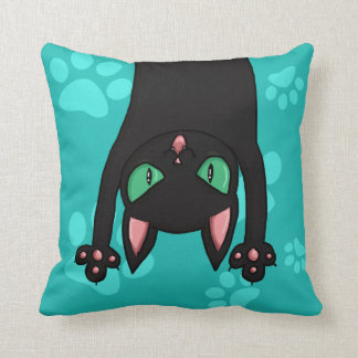 Svart katt som ut hoppar kudde