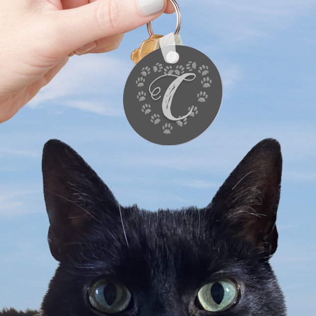 Svart kattew Skriv ut monogram - nyckelkedja för u Nyckelring (For lovers of grey toebeans and keychains. Add your cat's initial (or yours) to this cute keychain)