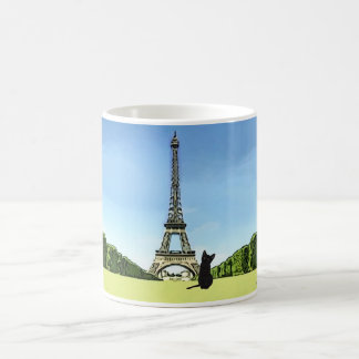 Svart kattunge framme av den Eiffel tornmuggen Kaffemugg