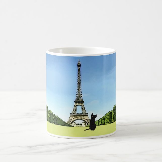 Svart kattunge framme av den Eiffel tornmuggen Kaffemugg (Center)