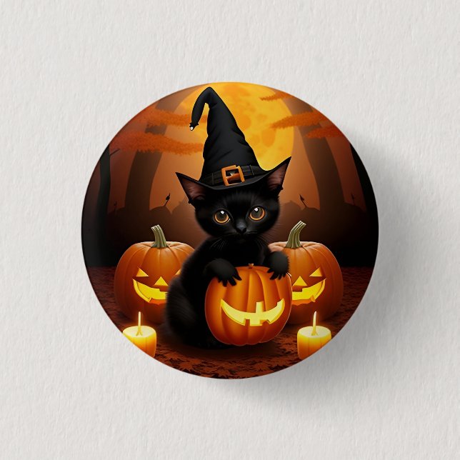 Svart kattunge i häxhatt bland halloweenpumpor knapp (Framsida)