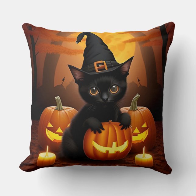 Svart kattunge i häxhatt bland halloweenpumpor kudde (Framsida)