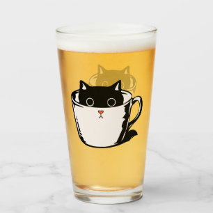 Svart kattunge med röd näsa gömmande i kopp