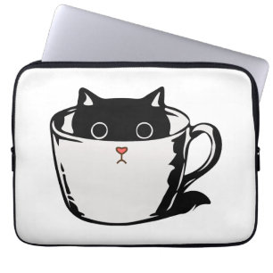 Svart kattunge med röd näsa gömmande i kopp laptop fodral