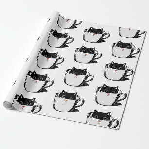Svart kattunge med röd näsa gömmande i kopp presentpapper