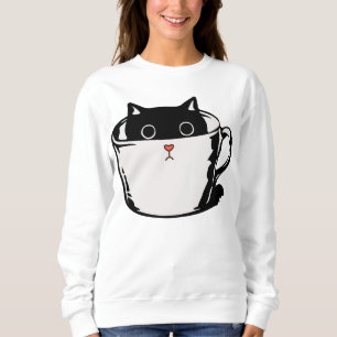 Svart kattunge med röd näsa gömmande i kopp t shirt