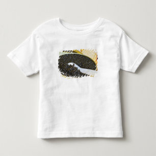 Svart kaviar och en sked av pärlmoderskal till t shirt