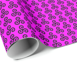 Svart keltisk trippel spiral triskele på rosa presentpapper