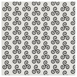 Svart keltisk trippel spiral triskele på vit tyg