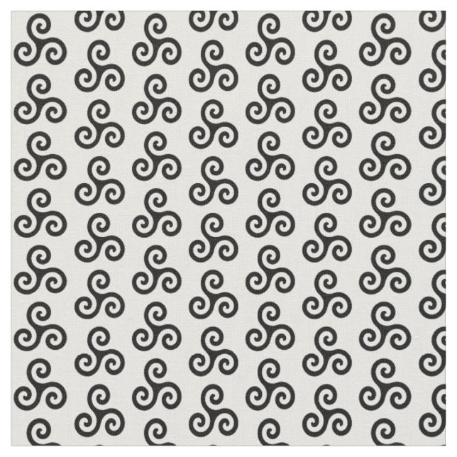 Svart keltisk trippel spiral triskele på vit tyg (Närbild)