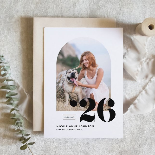 Svart klass 2026 Arkfoto examensfirande Meddelande (Customizable boho photo graduation announcement featuring arch photo frame. )