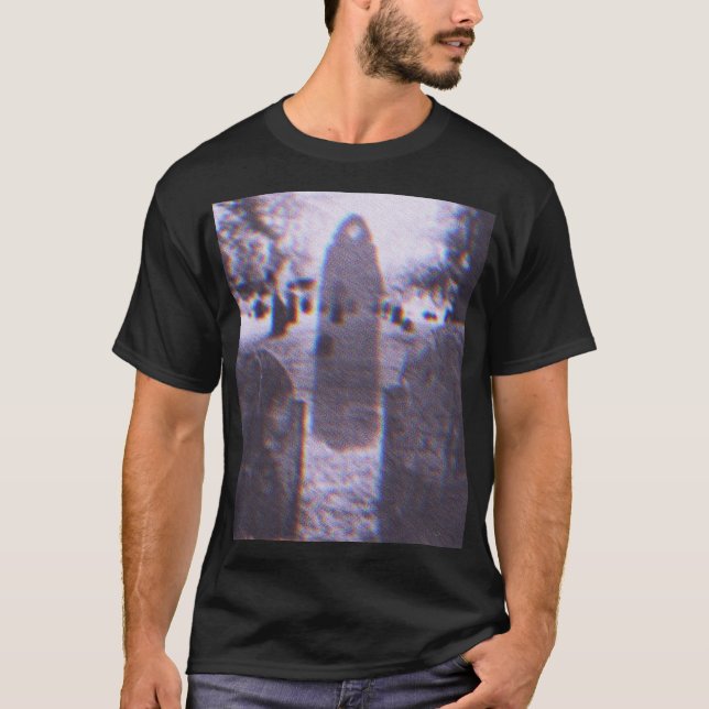 Svart kloak Figur i kyrkogården T Shirt (Framsida)