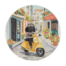 Svart klotter som kör scooter på europeiska cityga