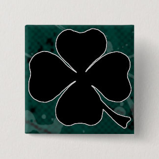 Svart klöver klämmer fast knapp