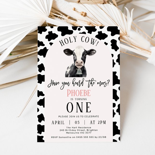 Svart kopia Skriv ut Rosa Arch Heliga Cow 1:a föde Inbjudningar (Sweet holy cow themed 1st birthday invitation featuring a black and white cow, cow print and cowbell)