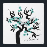Svart körsbär av Love birds, träd och blommar Fyrkantig Klocka<br><div class="desc">Teal and black love birds sakura cherry träd med blommarnas fyrkantiga väggklocka. Den har en svart sakura träd med ljusblommor med svarta hjärtan i mitten och ett par love birds. Ord "Kärlek" skrivs i ett skript med stil.</div>