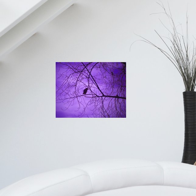 Svart kråka lila himmel poster (Single black crow silhouette in black tree branches against purple hazy sky on wall art poster.)