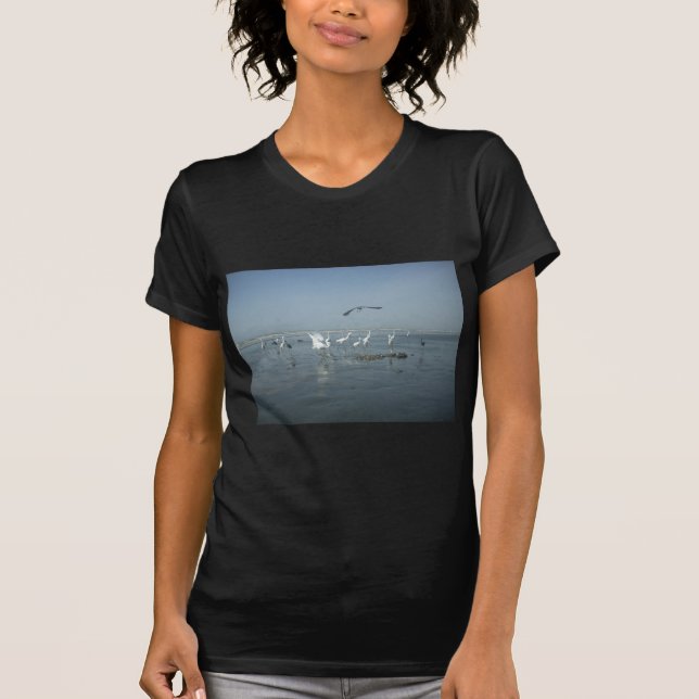 Svart Kråka och vita tranor: ett naturkontrast Tee Shirt (Framsida)