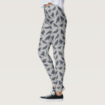 Svart Kråkor Fåglar Grått med mönster Leggings<br><div class="desc">Dessa mönstrade lagar är perfekter för fågeln älskare. De har realistiska illustrationer av kråkor i mörk av kol-grått som ställts in mot en speglad grått-bakgrund.</div>