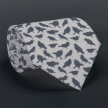 Svart Kråkor Fåglar Grått med mönster Slips<br><div class="desc">Det här mönstrade nektiet är perfekt för fågel älskare. Den innehåller realistiska illustrationer av kråkor i mörk av kol-grått som ställs in mot en speglad grått-bakgrund.</div>