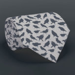 Svart Kråkor Fåglar Grått med mönster Slips<br><div class="desc">Det här mönstrade nektiet är perfekt för fågel älskare. Den innehåller realistiska illustrationer av kråkor i mörk av kol-grått som ställs in mot en speglad grått-bakgrund.</div>