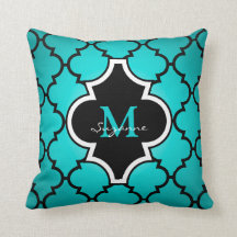 Svart kudder det Monogrammed Quatrefoil för Aqua