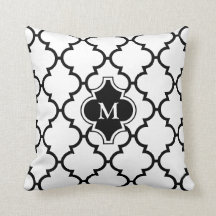 Svart kudder det Monogrammed Quatrefoil för vit