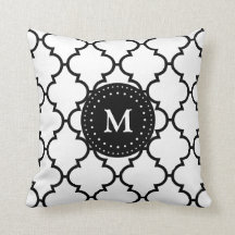 Svart kudder det Monogrammed Quatrefoil för vit