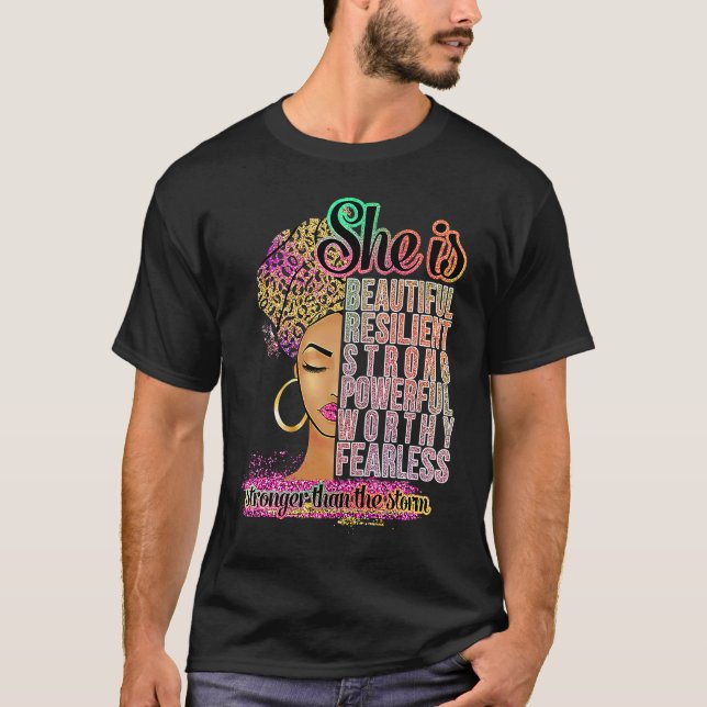 Svart kvinna är en vacker, motståndskraftig, stark t shirt (Framsida)