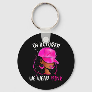 Svart kvinna i oktober bär rosa bröstcancer nyckelring