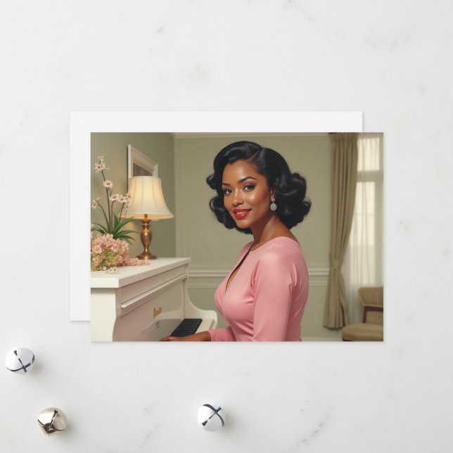 Svart kvinna på födelsedagen med hälsningskort, sv julkort (Fram/Back In Situ)