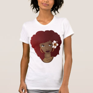 Svart kvinna, röd afro, blomma i hennes naturliga t shirt