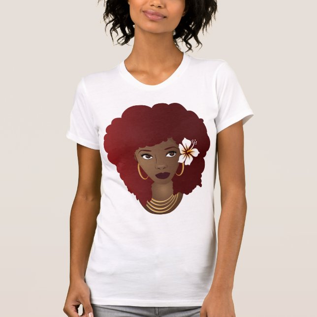 Svart kvinna, röd afro, blomma i hennes naturliga  t shirt (Framsida)