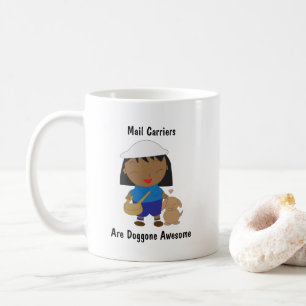Svart kvinnlig e-postbärare kaffemugg