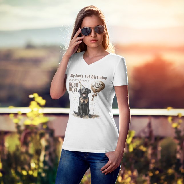 Svart lab Anpassningsbarna Mor vid födelsedagen T Shirt (cute black lab happy birthday balloon confetti party hat for mom)