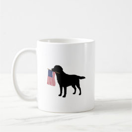 Svart lab Hund Holding juli 4 Patriotic USA flagga Kaffemugg