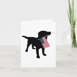 Svart lab Hund Holding juli 4 Patriotic USA flagga Kort