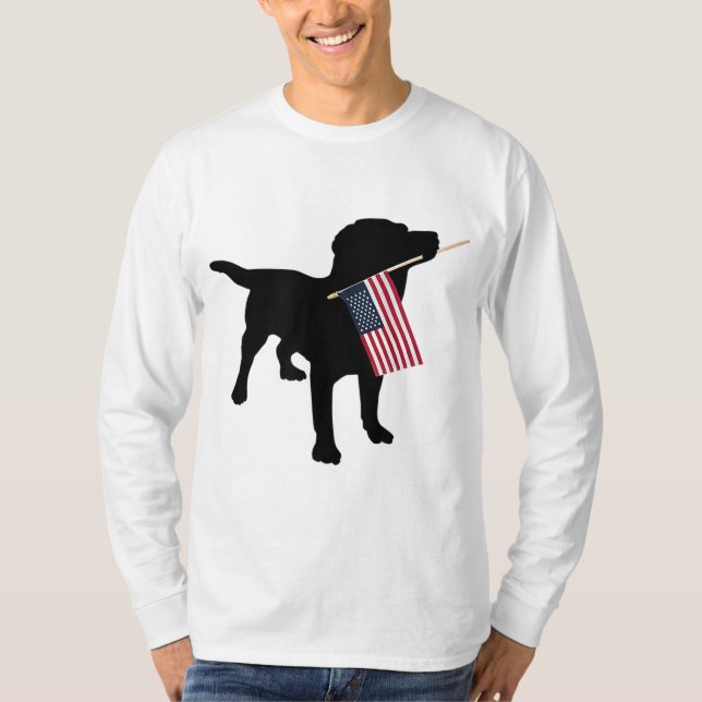 Svart lab Hund Holding juli 4 Patriotic USA flagga T Shirt (Framsida)