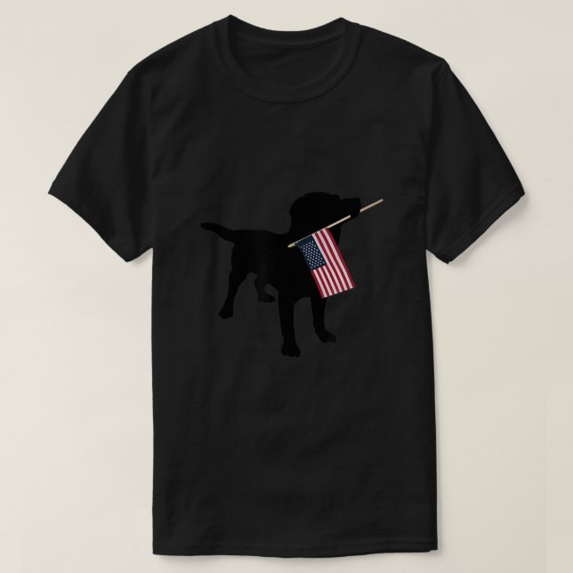 Svart lab Hund Holding juli 4 Patriotic USA flagga T Shirt (Design framsida)