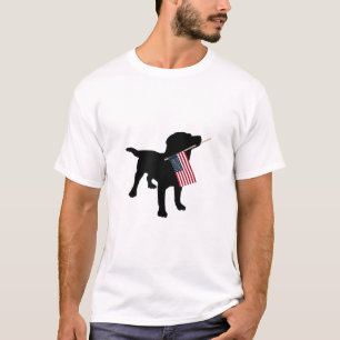 Svart lab Hund Holding juli 4 Patriotic USA flagga T Shirt
