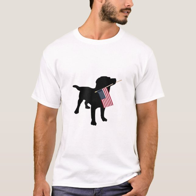 Svart lab Hund Holding juli 4 Patriotic USA flagga T Shirt (Framsida)
