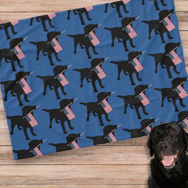 Svart lab Hund med USA American Flagga, 4 juli Fleecefilt (Skapare uppladdad)