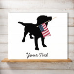 Svart lab Hund med USA American Flagga, 4 juli Poster<br><div class="desc">En svart labrador som hämtar hund silhuette har en amerikansk flagga i redot i munnen den 4 juli eller andra patriotiska firande. Lägg till din egen text - "Lycklig 4:e juli" eller hund namn eller ta bort den. Det här gör en söt, festlig design för den fjärde juli party eller...</div>